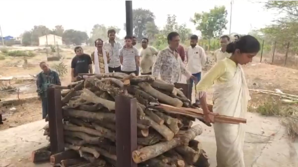 पुत्री ने किया पुत्र धर्म का निर्वहन, मां की अंतिम विदाई में निभाई मुखाग्नि की रस्म Untitled 59