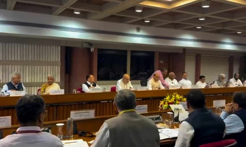 ऑपरेशन सिंदूर पर सरकार गंभीर, सर्वदलीय बैठक में साझा की गई एयर स्ट्राइक की जानकारी Untitle 29