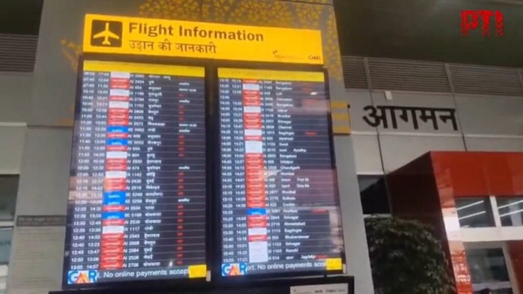 दिल्ली एयरपोर्ट पर मौसम के कारण 500 फ्लाइट्स में देरी, 3 को बदला गया रूट, एयरलाइंस ने जारी किया अलर्ट फ्लाइट्स
