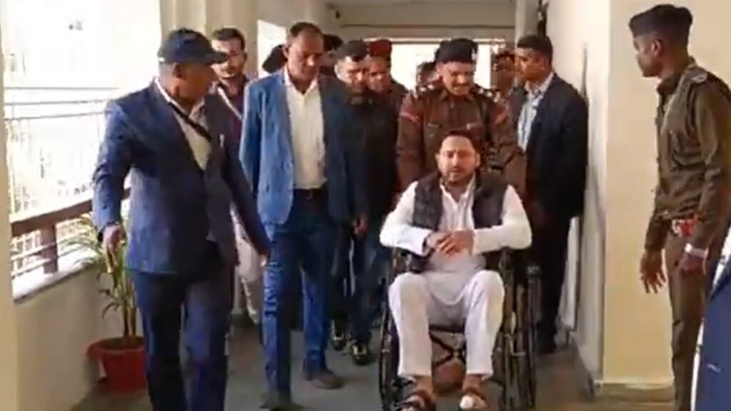 Surajpur Student Protest: सूरजपुर में आश्रम की छात्राओं का हंगामा, अधीक्षक पर गंभीर आरोप लगाकर सड़क पर धरना Tejashwi Yadav Wheel Chair 1