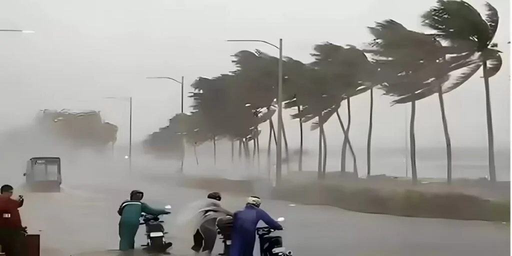 मार्च में मौसम का अद्भुत खेल: कहीं तेज बारिश, कहीं चुभती धूप, तो कहीं घना कोहरा और बादलों का जादू मौसम