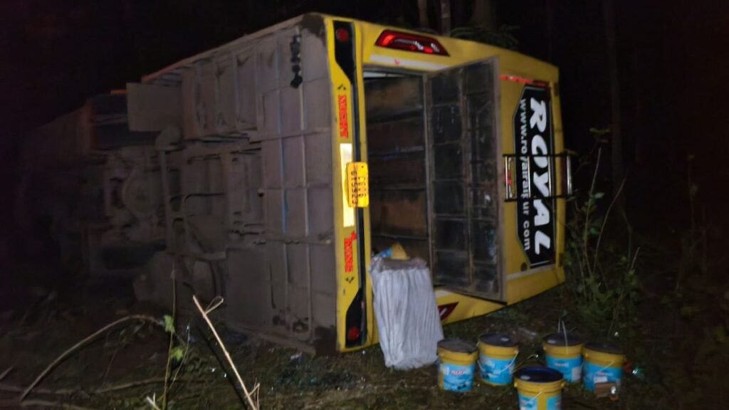 CG Road Accident : नेशनल हाईवे पर दर्दनाक बस हादसा, शिक्षिका की मौके पर मौत, 15 यात्री घायल Untitled 178