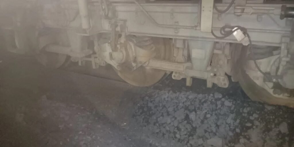 छत्तीसगढ़ में बड़ा हादसा टला – मालगाड़ी का इंजन पटरी से उतरा, रेल यातायात प्रभावित Untitled 216