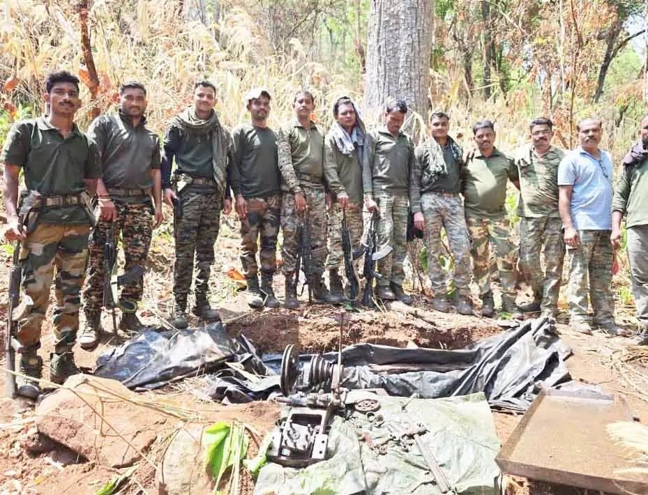 राजनांदगांव-महाराष्ट्र बॉर्डर पर नक्सलियों की बड़ी साजिश नाकाम, हथियार फैक्ट्री बरामद Untitled 294