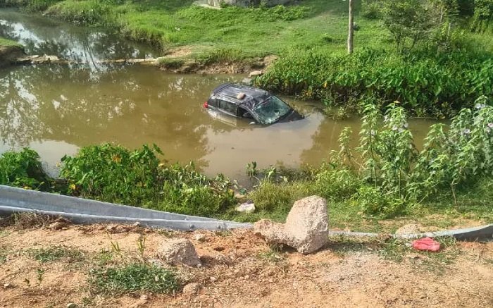 CG Road Accident : तेज रफ्तार कार अनियंत्रित होकर नाले में गिरी, सवार थे 4 लोग Untitled 307