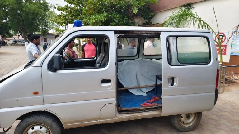 CG Crime : होटल में खौफनाक वारदात: महिला की ब्लेड से गला रेतकर हत्या, पति-बेटा गंभीर घायल Untitled 339