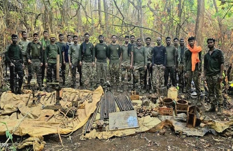 जंगल में माओवादियों का हथियार कारखाना तबाह, सुरक्षा बलों ने भारी मात्रा में विस्फोटक और हथियार किए बरामद Untitled 369