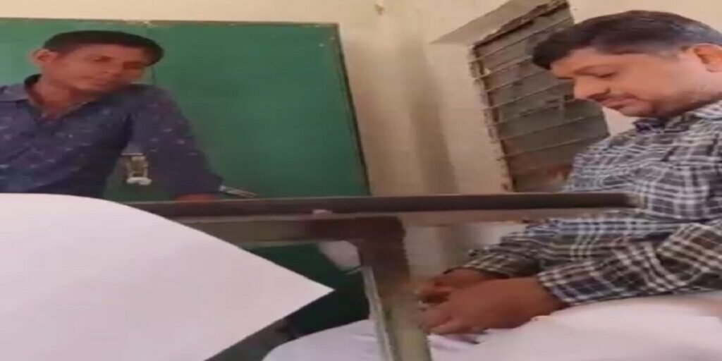 CG में रिश्वत लेते पटवारी का VIDEO वायरल, वन अधिकार पट्टा के बदले मांगे पैसे, SDM ने किया सस्पेंड Untitled 376