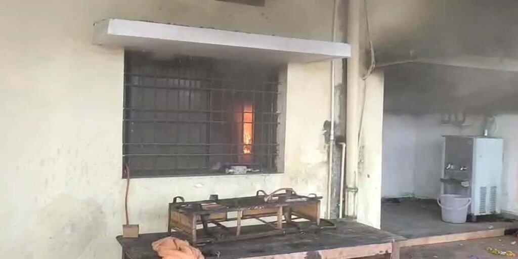 BREAKING: सर्किट हाउस में भीषण आग, शॉर्ट सर्किट से मची अफरा-तफरी… Untitled 405
