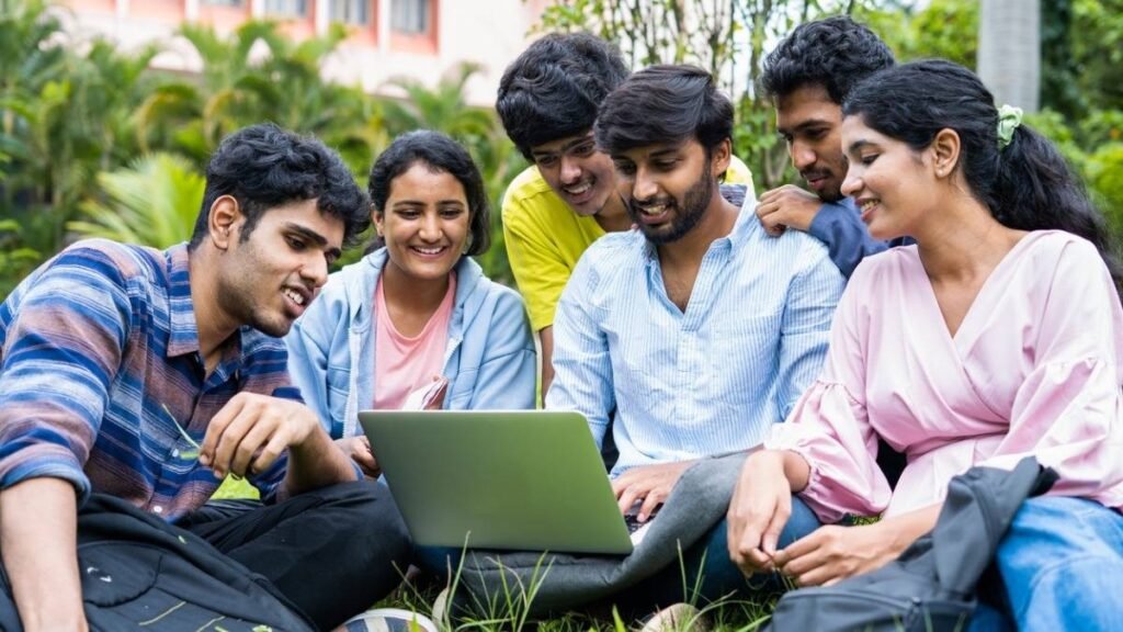 Top Courses After 12th : 12वीं के बाद सिर्फ इंजीनियरिंग-मेडिकल ही नहीं, इन प्रोफेशन में भी है शानदार करियर और हाई सैलरी 18