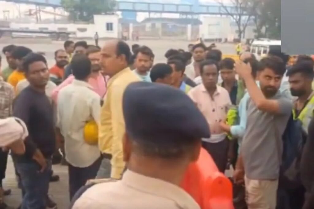 ‘काम दो या जवाब दो’ के नारों से गूंजा वेदांता प्लांट, 200 कर्मचारियों को हटाने के आरोप पर श्रमिकों का प्रदर्शन Untitled 131