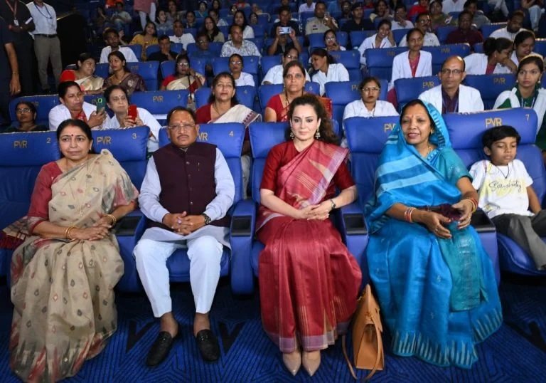 Kangana Ranaut Film Screening : रायपुर में ‘भारत भाग्य विधाता’ की स्पेशल स्क्रीनिंग, मुख्यमंत्री विष्णुदेव साय और कंगना रनौत ने साथ देखी फिल्म Untitled 140