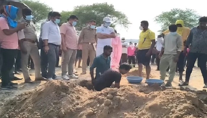 एक-एक कर 8 लोगों की मौत से दहशत: जांच के लिए प्रशासन ने कब्र खोदकर निकाला शव; ग्रामीण परेशान Untitled 222