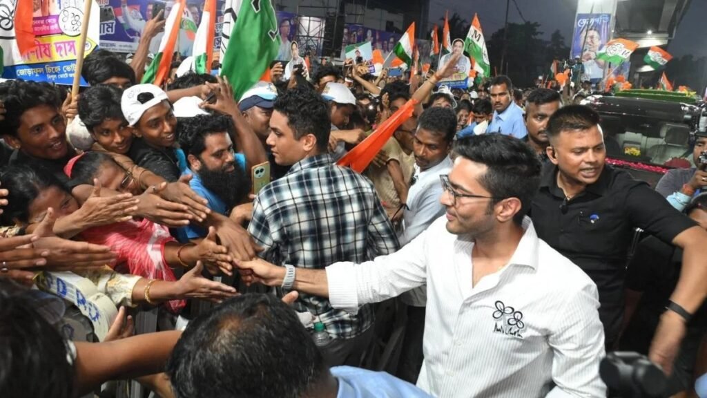 कोलकाता एयरपोर्ट पर हाई-वोल्टेज ड्रामा, अभिषेक बनर्जी के आने से पहले भिड़े TMC-BJP समर्थक Untitled 322