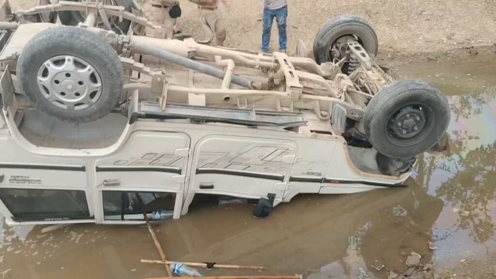 CG में बड़ा हादसा: आबकारी विभाग की गाड़ी से टक्कर के बाद मची चीख-पुकार, एक की मौत, कई घायल Untitled 359