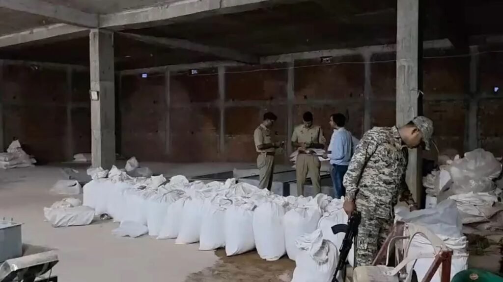 डिटर्जेंट पाउडर की आड़ में गुटखा फैक्ट्री! गोदाम किराए पर लेकर चला रहा था अवैध कारोबार; किराएदार की तलाश में पुलिस जुटी Untitled 380