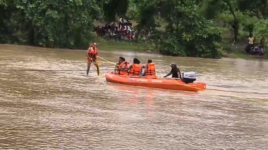 Chhattisgarh: उफनते नाले में बही बिजली विभाग की पिकअप, 3 कर्मचारियों ने तैरकर बचाई जान, एक लापता Untitled 102