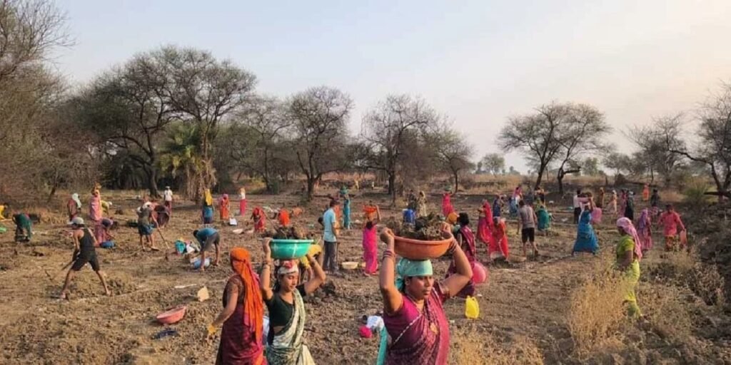 छत्तीसगढ़ के श्रमिकों को बड़ी सौगात! दैनिक मजदूरी 261 से बढ़कर 300 रुपए, सरकार ने बढ़ाई दरें Untitled 19