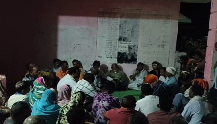 छत्तीसगढ़ में धर्मांतरित व्यक्ति के शव दफनाने को लेकर विवाद, गांव में तनाव बढ़ा; ग्रामीणों ने आंदोलन की चेतावनी दी Untitled 247
