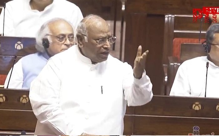 Monsoon Session of Parliament: राज्यसभा में मल्लिकार्जुन खरगे के बयान पर मचा बवाल, मॉनसून सत्र के पहले दिन ही हुआ जोरदार हंगामा; VIDEO Untitled 259