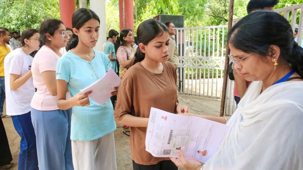 NEET-JEE Exams: NEET-JEE में बड़ा बदलाव संभव! एडमिशन में बोर्ड परीक्षा के नंबरों को मिल सकता है 50% वेटेज Untitled 31