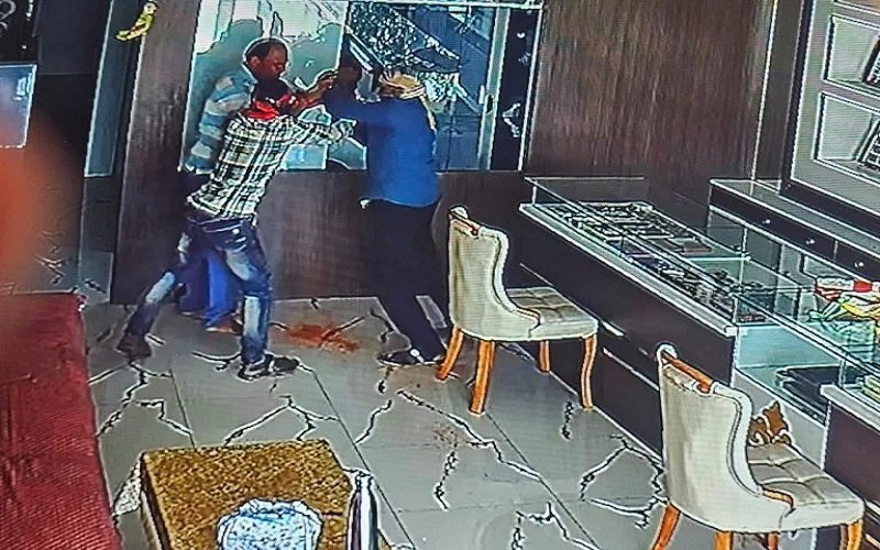 ज्वेलरी दुकान में लूट की बड़ी साजिश फेल, महिला के भेष में आए बदमाशों से मचा हड़कंप Untitled 9