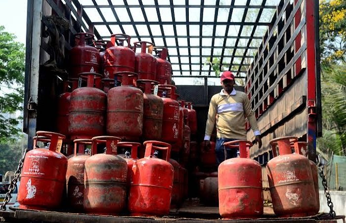 LPG Cylinder Rules: घर में तय सीमा से ज्यादा सिलेंडर रखे तो होगी कार्रवाई, जानें क्या है नियम Untitled 131