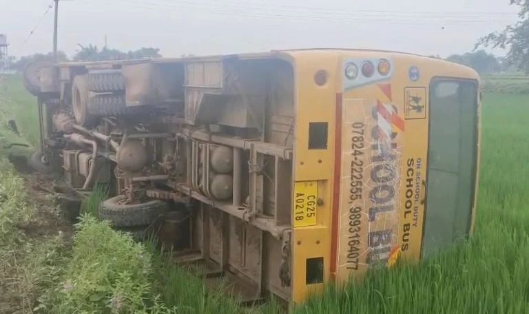 CG ACCIDENT NEWS : स्कूल बस अनियंत्रित होकर पलटी, 17-18 बच्चे थे सवार, मची चीख-पुकार Untitled 275
