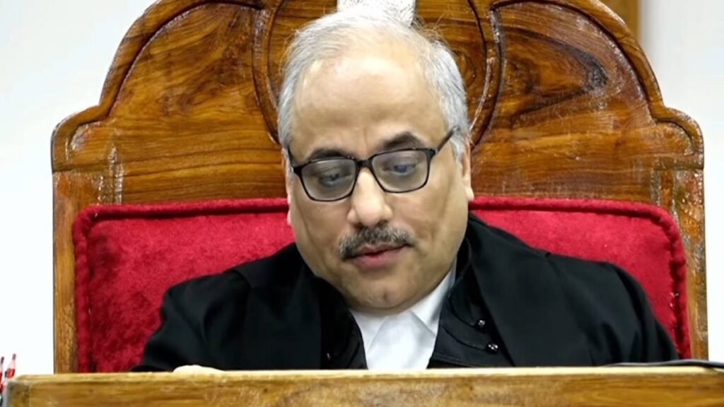 विदाई समारोह में भावुक हुए छत्तीसगढ़ हाईकोर्ट के चीफ जस्टिस रमेश सिन्हा, बोले- अदालतें न्याय का पवित्र मंदिर 1 2