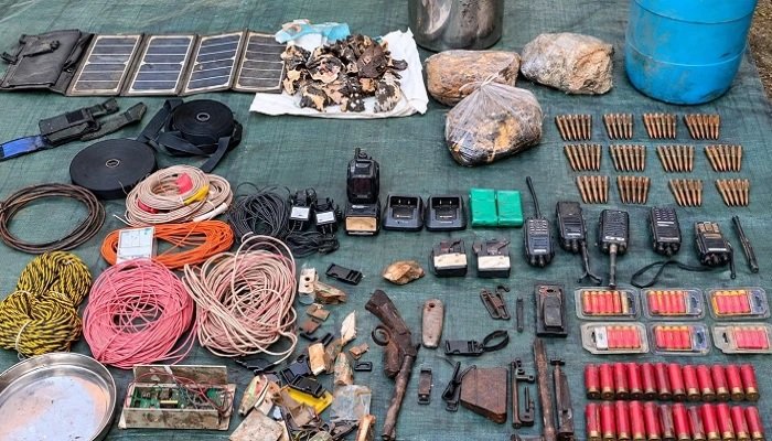 बीजापुर में सर्चिंग के दौरान माओवादी ठिकाने से हथियार और विस्फोटक बरामद, 49 जिंदा राउंड समेत कई सामान जब्त Untitled 178
