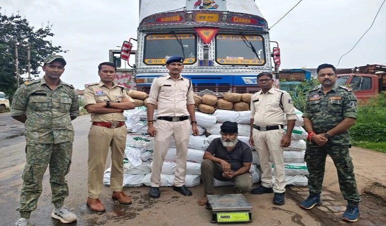 CG Crime: 2.23 करोड़ का गांजा जब्त, ट्रक के गुप्त चेंबर में छिपाकर हो रही थी तस्करी, तस्कर गिरफ्तार Untitled 4