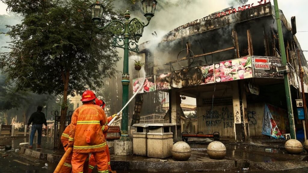 शादी समारोह में भीषण अग्निकांड, जिंदा जले 22 लोग; संकरे गलियारे ने रोकी बाहर निकलने की राह Untitled 46