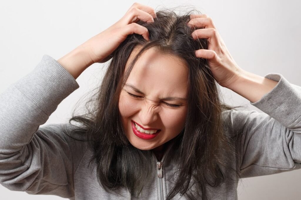 Health Risk of Lice : बालों की जूं को न समझें मामूली! खुजली के साथ सेहत पर भी पड़ सकता है असर gfdg