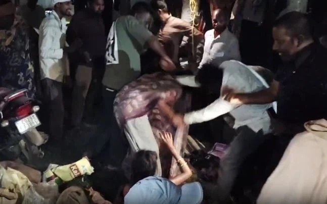 CG News: चोरी के शक में महिलाओं की पिटाई, भीड़ ने लात-घूंसों से पीटा; वीडियो वायरल Untitled 117