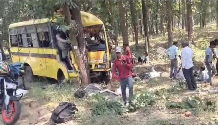 भीषण सड़क हादसा: पेड़ से टकराई यात्री बस, चालक समेत 6 की मौत, 15 से अधिक घायल Untitled 338